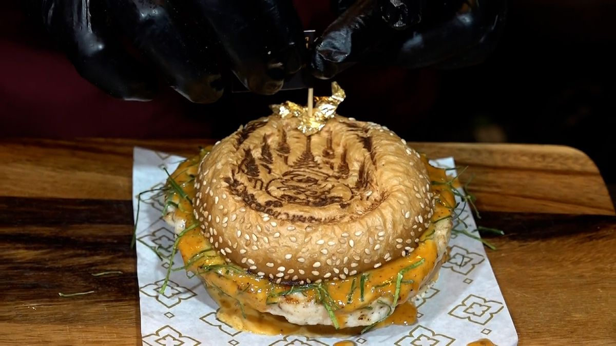 V thajské restauraci dostanete burger se speciálním vzorem a požehnáním